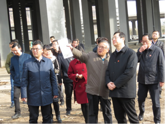 省委常委、西寧市委書記王曉在青海省物產(chǎn)集團總公司黨委書記、總經(jīng)理王玉輝陪同下，深入青海物產(chǎn)朝陽物流園區(qū)。